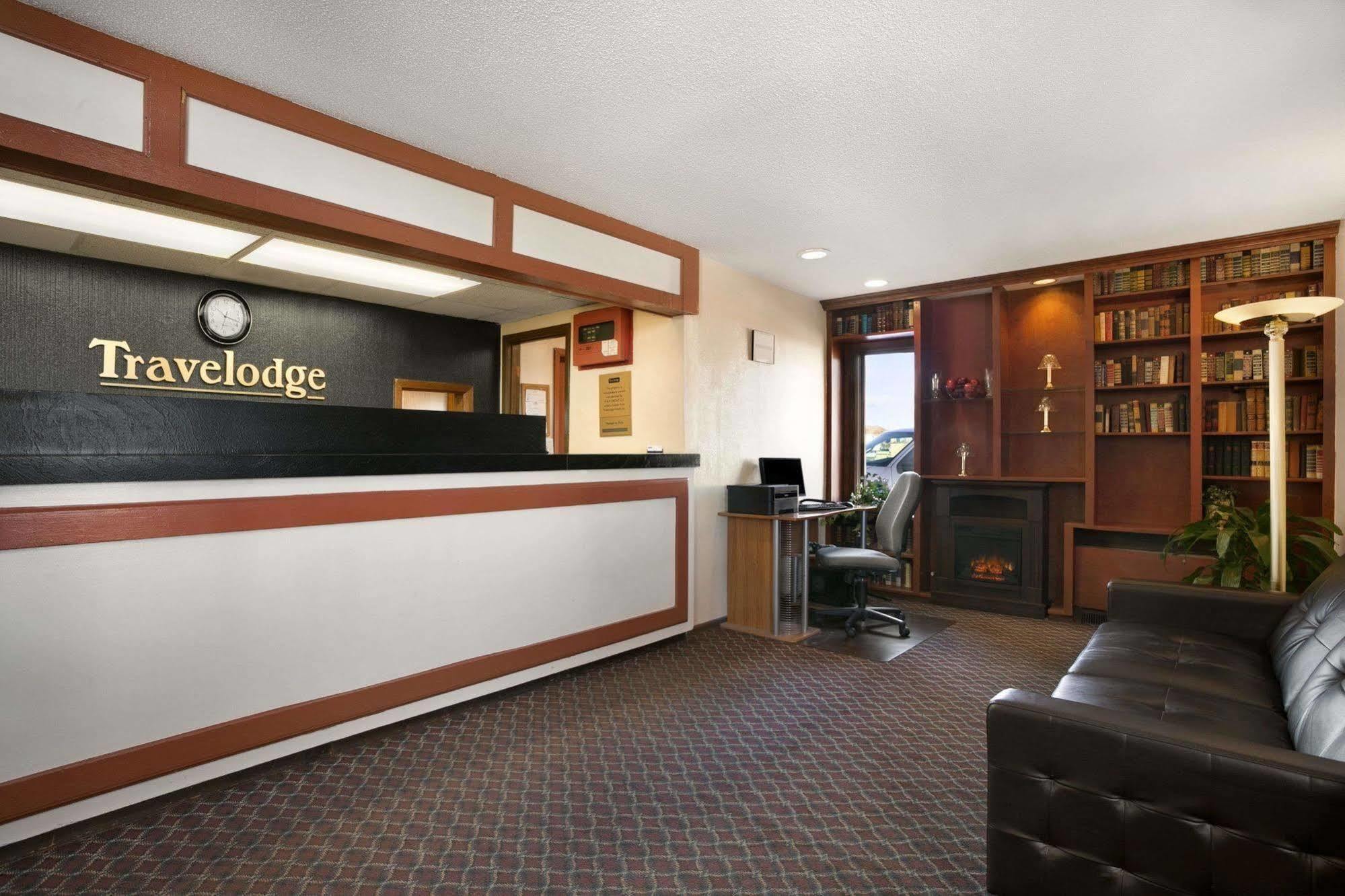 Travelodge Inn & Suites By Wyndham Muscatine Exterior photo