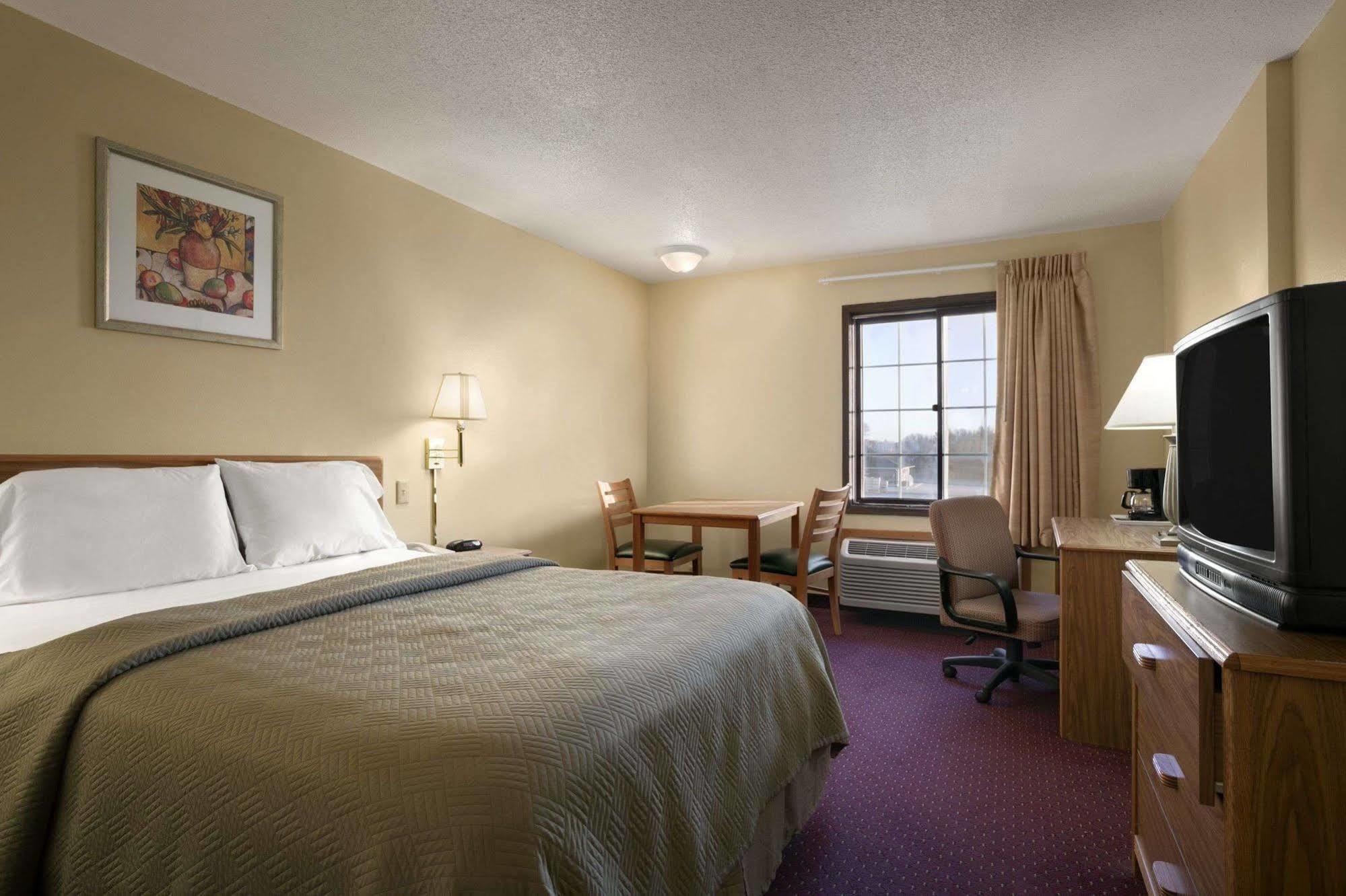 Travelodge Inn & Suites By Wyndham Muscatine Exterior photo