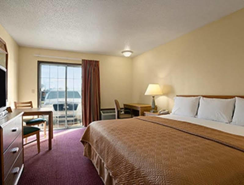 Travelodge Inn & Suites By Wyndham Muscatine Exterior photo
